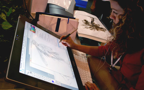 disenador-grafico-trabajando-en-tableta-digital